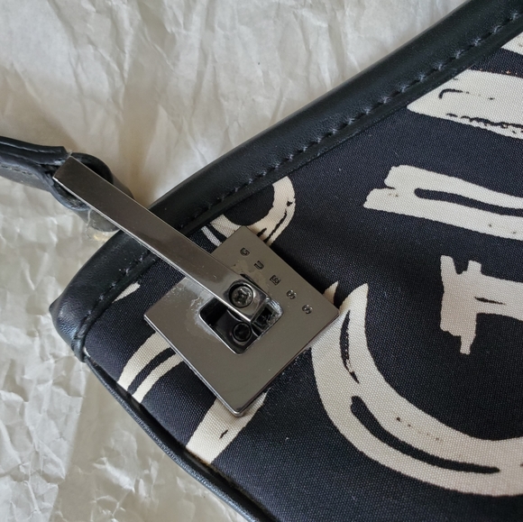 Guess print graffiti hobo handbag with magnetic closure - Picture 4 of 9